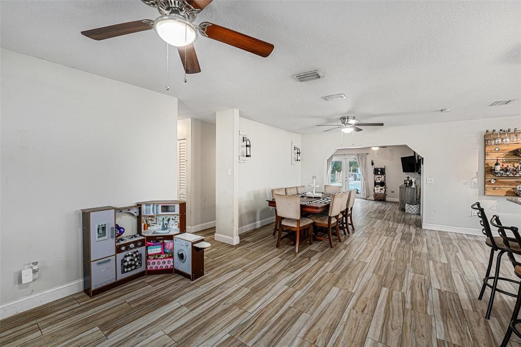 Activo con contrato: $450,000 (4 camas, 3 baños, 1819 Pies cuadrados)