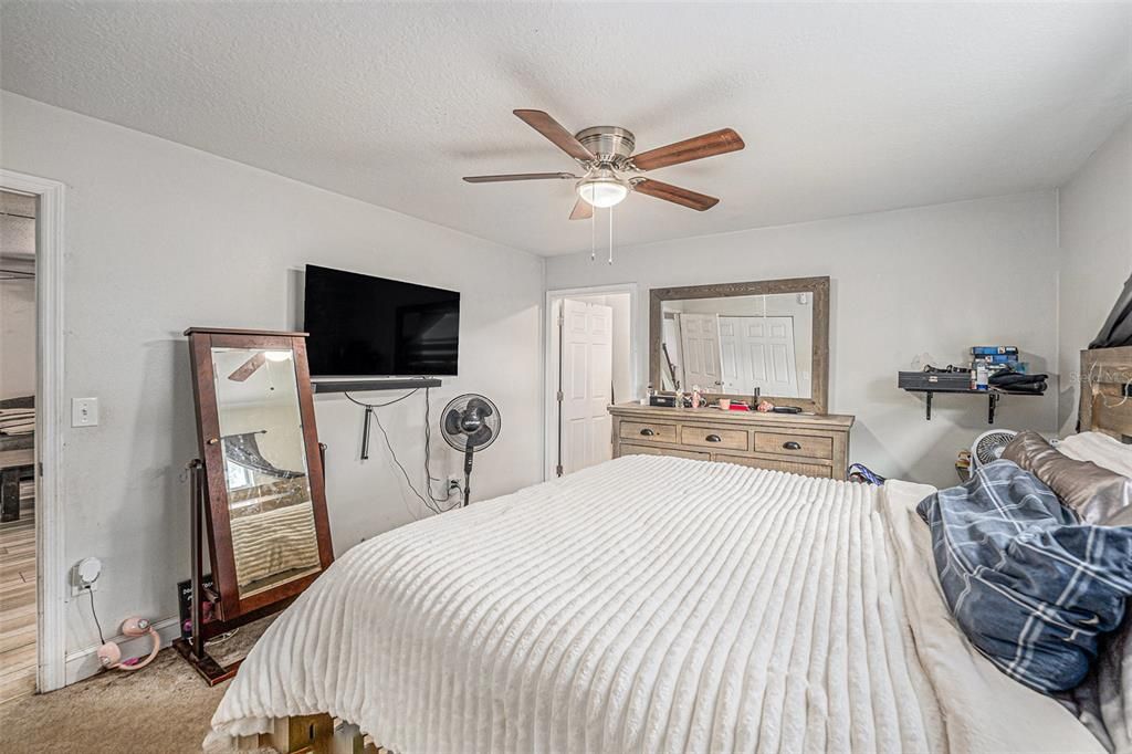 Activo con contrato: $450,000 (4 camas, 3 baños, 1819 Pies cuadrados)