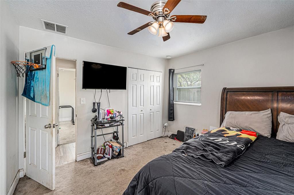 Activo con contrato: $450,000 (4 camas, 3 baños, 1819 Pies cuadrados)