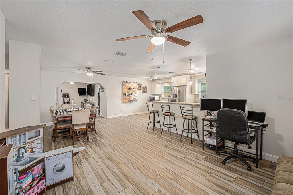 Activo con contrato: $450,000 (4 camas, 3 baños, 1819 Pies cuadrados)