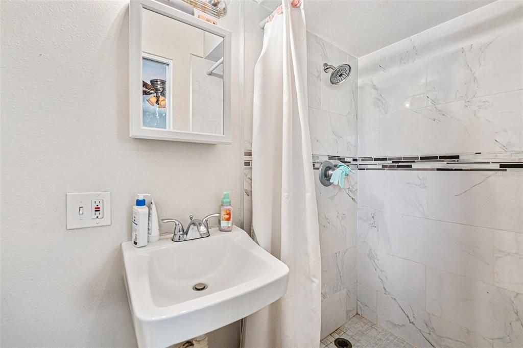 Activo con contrato: $450,000 (4 camas, 3 baños, 1819 Pies cuadrados)