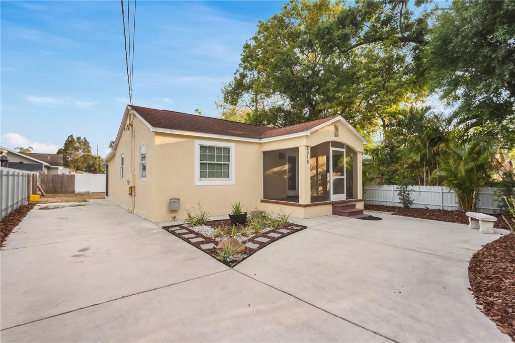 Active With Contract: $299,900 (3 beds, 2 baths, 952 Square Feet)