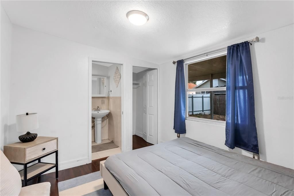 Active With Contract: $299,900 (3 beds, 2 baths, 952 Square Feet)