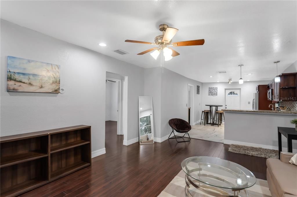 Active With Contract: $299,900 (3 beds, 2 baths, 952 Square Feet)