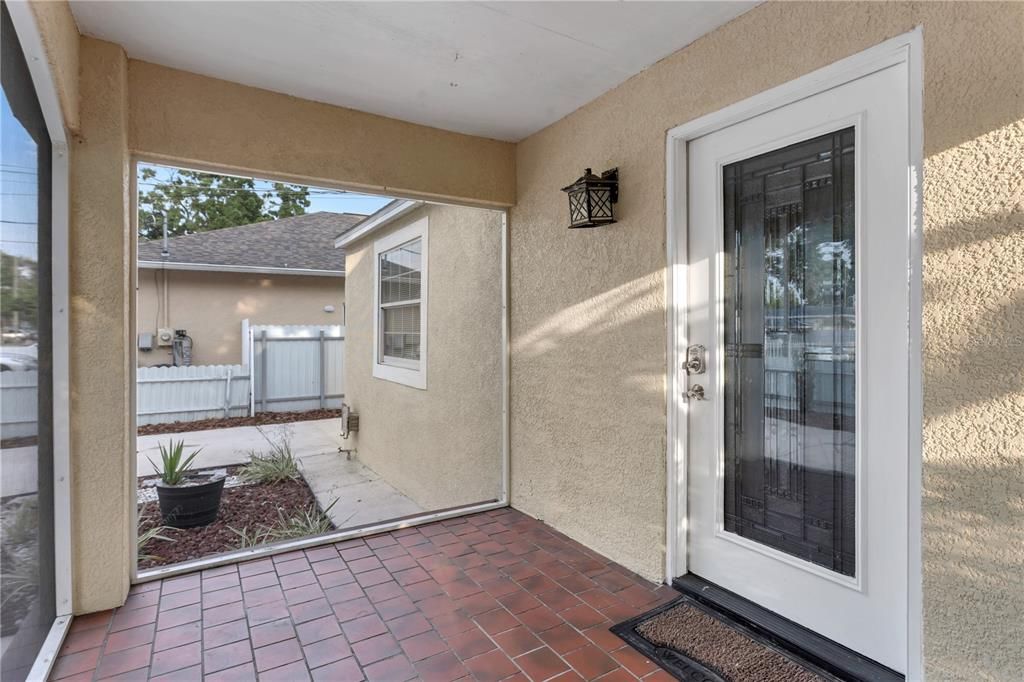 Active With Contract: $299,900 (3 beds, 2 baths, 952 Square Feet)