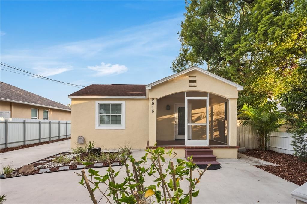 Active With Contract: $299,900 (3 beds, 2 baths, 952 Square Feet)