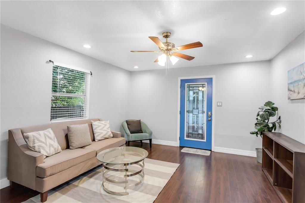 Active With Contract: $299,900 (3 beds, 2 baths, 952 Square Feet)