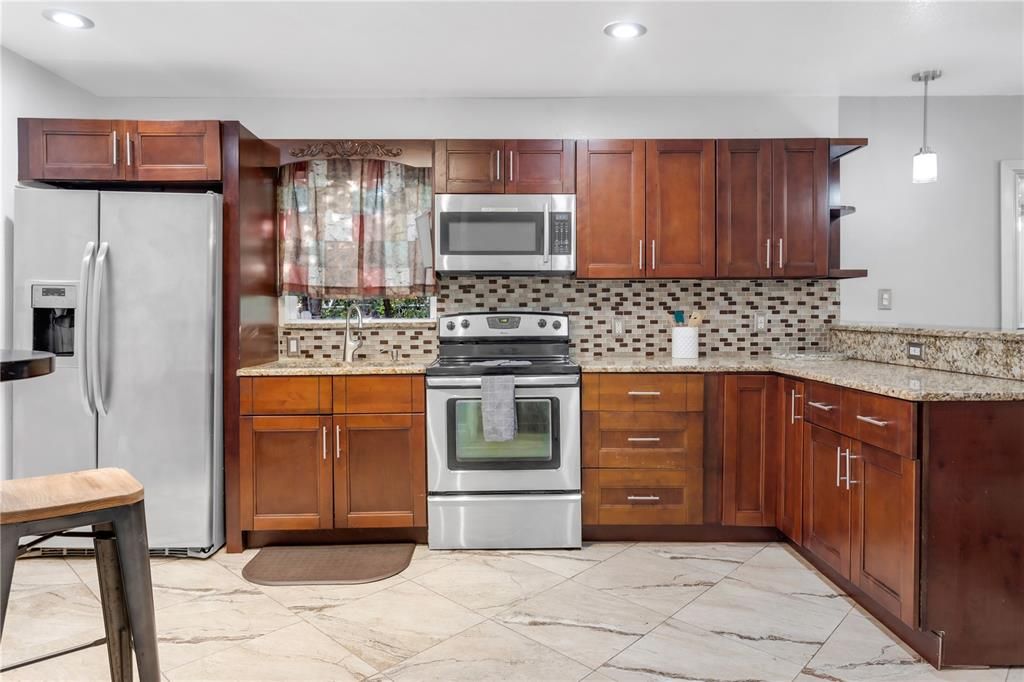 Active With Contract: $299,900 (3 beds, 2 baths, 952 Square Feet)