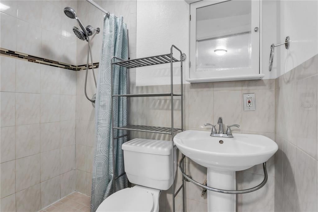 Active With Contract: $299,900 (3 beds, 2 baths, 952 Square Feet)