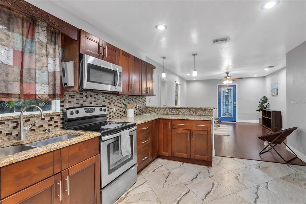 Active With Contract: $299,900 (3 beds, 2 baths, 952 Square Feet)