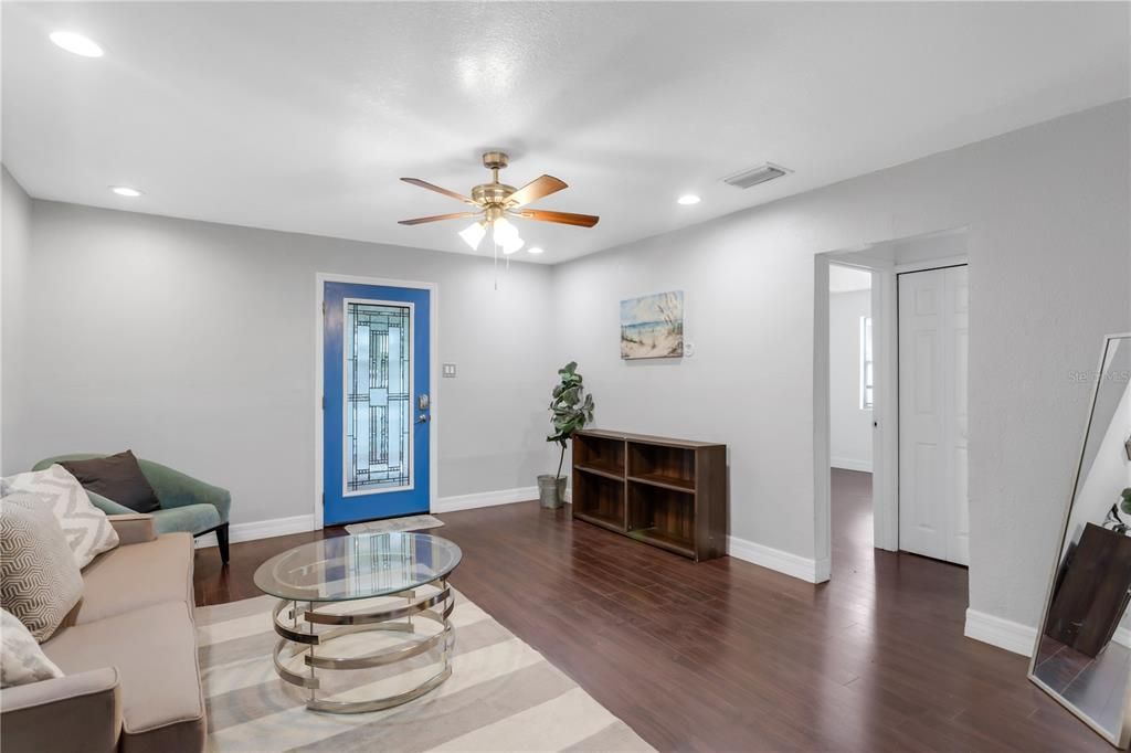 Active With Contract: $299,900 (3 beds, 2 baths, 952 Square Feet)