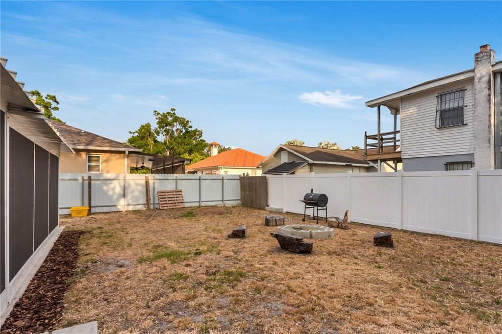 Active With Contract: $299,900 (3 beds, 2 baths, 952 Square Feet)