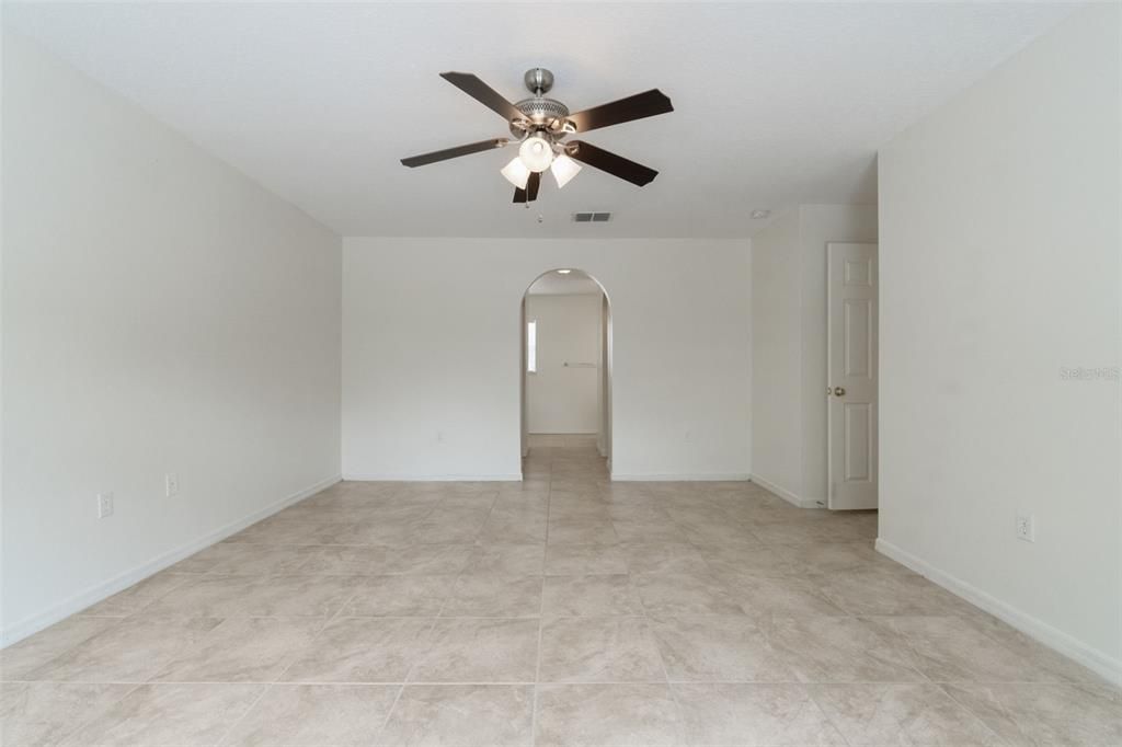 Activo con contrato: $335,000 (4 camas, 2 baños, 2252 Pies cuadrados)