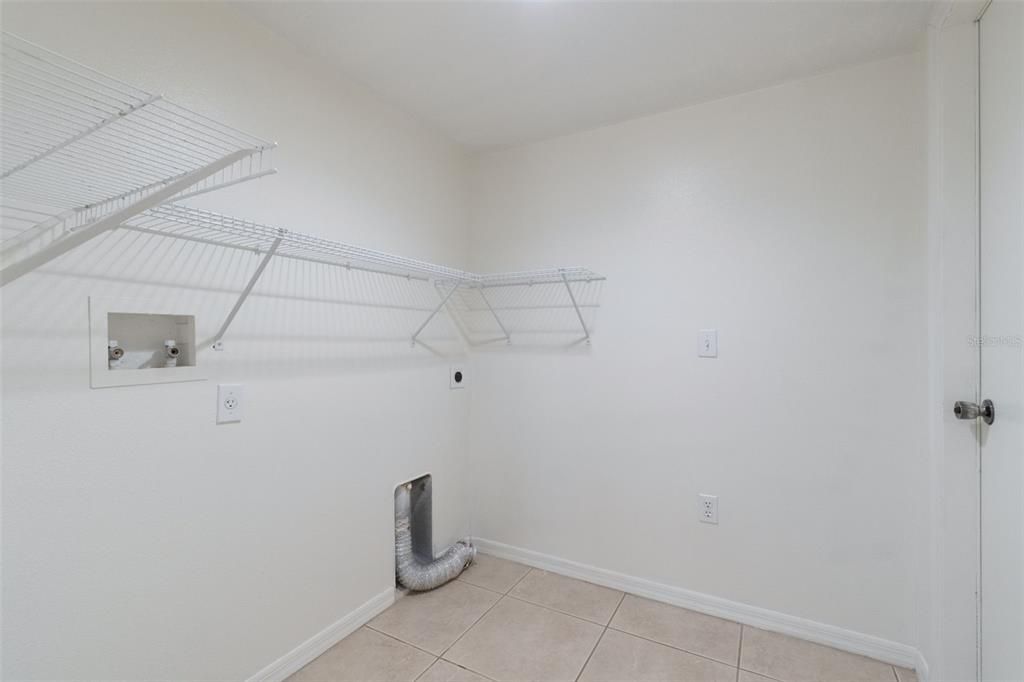 Activo con contrato: $335,000 (4 camas, 2 baños, 2252 Pies cuadrados)