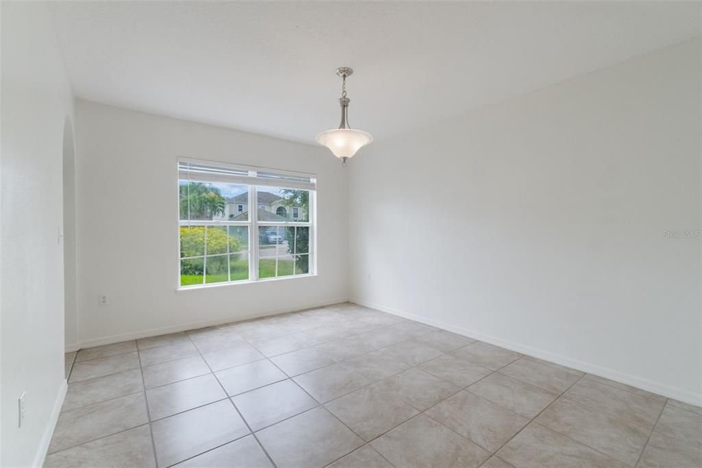 Activo con contrato: $335,000 (4 camas, 2 baños, 2252 Pies cuadrados)