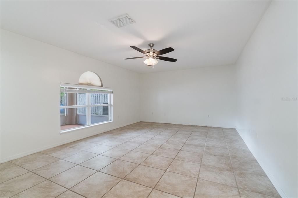 Activo con contrato: $335,000 (4 camas, 2 baños, 2252 Pies cuadrados)