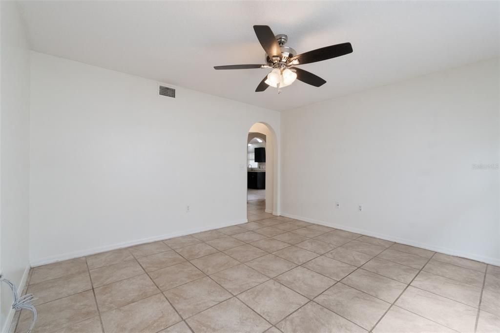 Activo con contrato: $335,000 (4 camas, 2 baños, 2252 Pies cuadrados)