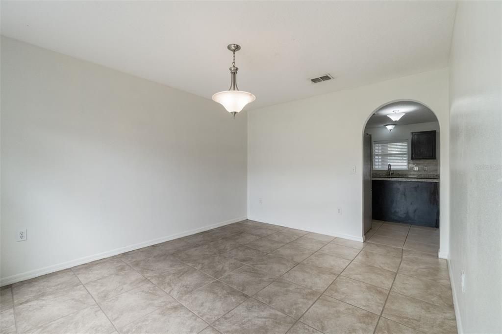 Activo con contrato: $335,000 (4 camas, 2 baños, 2252 Pies cuadrados)