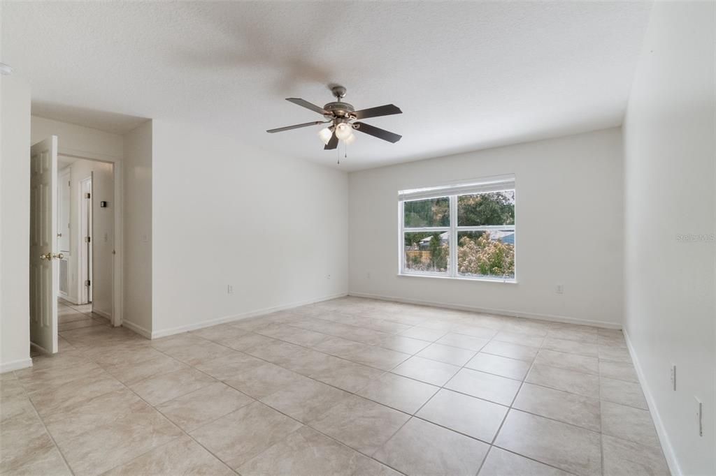 Activo con contrato: $335,000 (4 camas, 2 baños, 2252 Pies cuadrados)