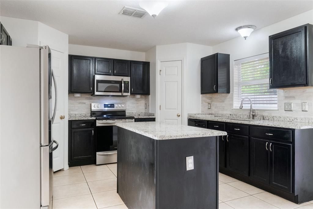 Activo con contrato: $335,000 (4 camas, 2 baños, 2252 Pies cuadrados)