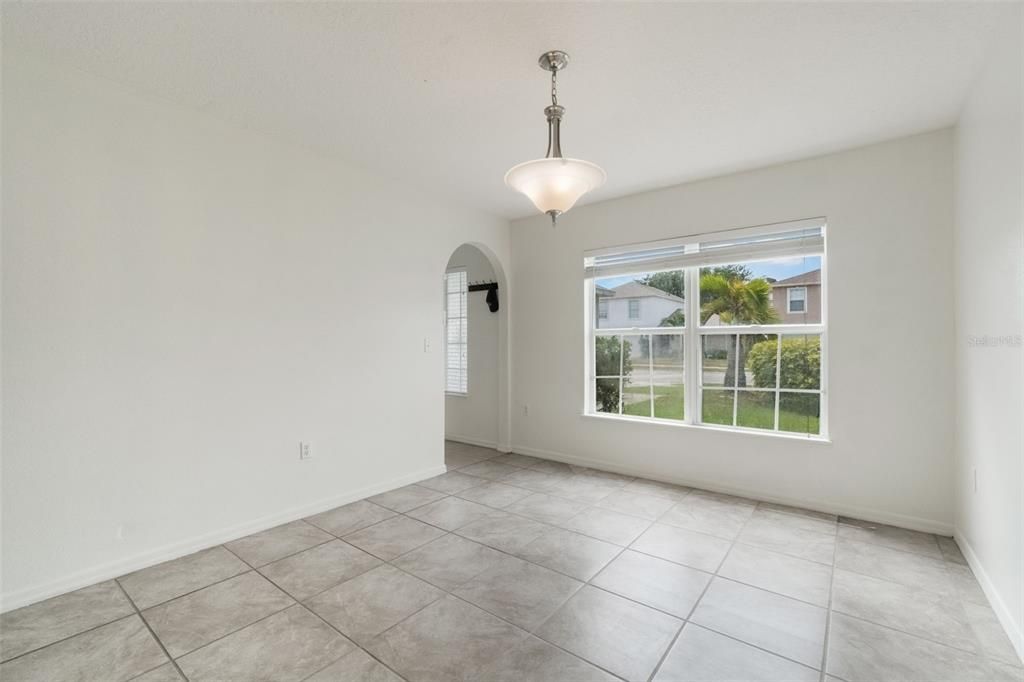 Activo con contrato: $335,000 (4 camas, 2 baños, 2252 Pies cuadrados)