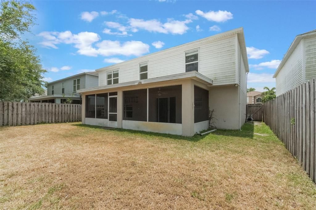 Activo con contrato: $335,000 (4 camas, 2 baños, 2252 Pies cuadrados)