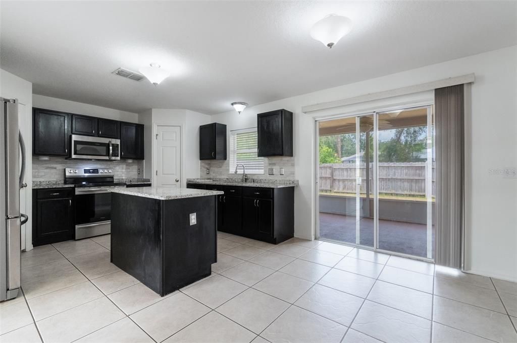 Activo con contrato: $335,000 (4 camas, 2 baños, 2252 Pies cuadrados)