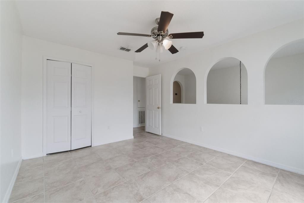 Activo con contrato: $335,000 (4 camas, 2 baños, 2252 Pies cuadrados)