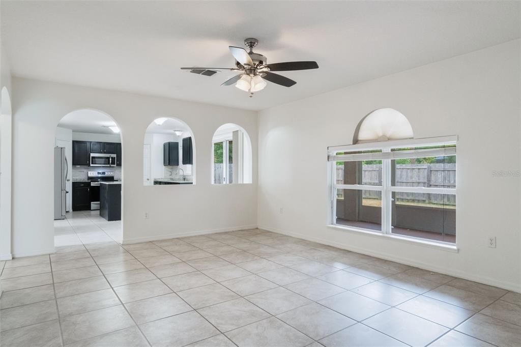 Activo con contrato: $335,000 (4 camas, 2 baños, 2252 Pies cuadrados)