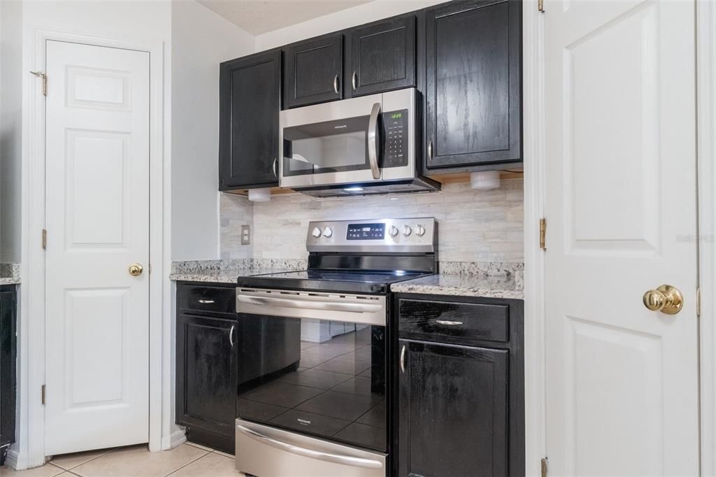 Activo con contrato: $335,000 (4 camas, 2 baños, 2252 Pies cuadrados)