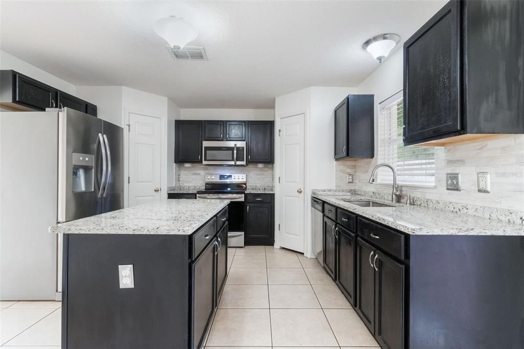 Activo con contrato: $335,000 (4 camas, 2 baños, 2252 Pies cuadrados)