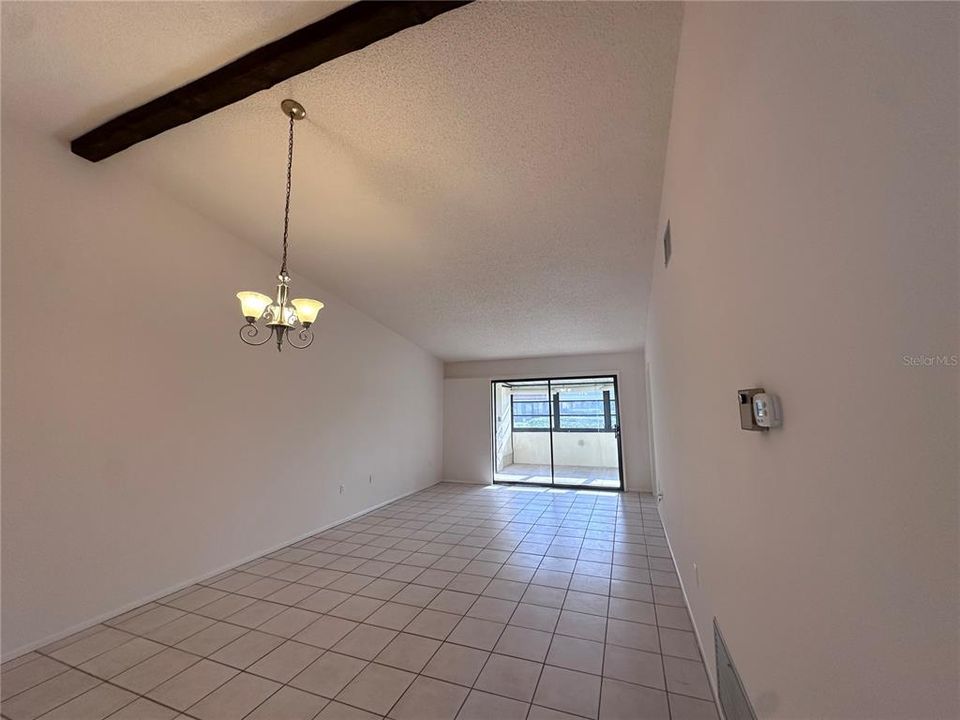 合同活跃: $149,900 (2 贝兹, 2 浴室, 1098 平方英尺)