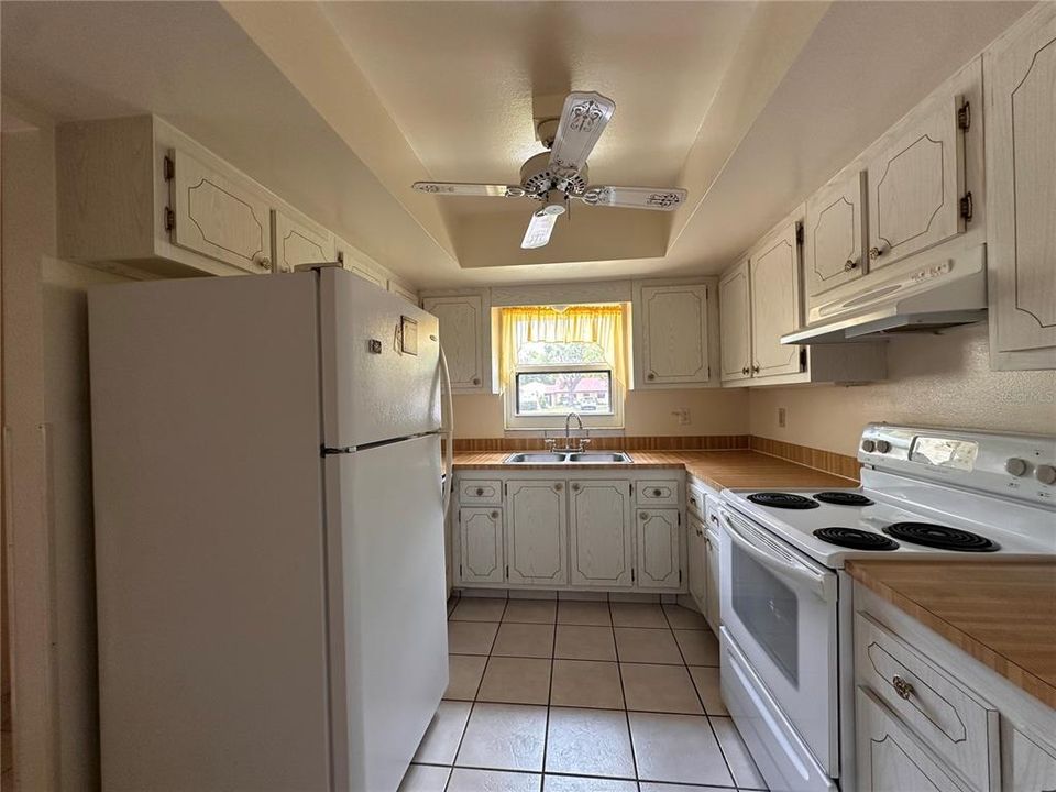 合同活跃: $149,900 (2 贝兹, 2 浴室, 1098 平方英尺)