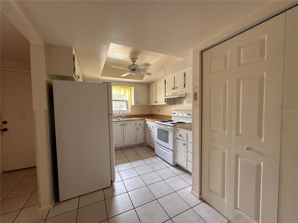 合同活跃: $149,900 (2 贝兹, 2 浴室, 1098 平方英尺)