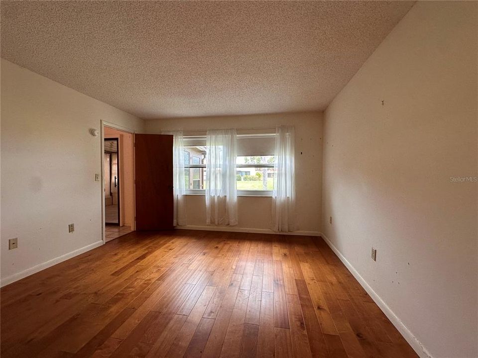 合同活跃: $149,900 (2 贝兹, 2 浴室, 1098 平方英尺)