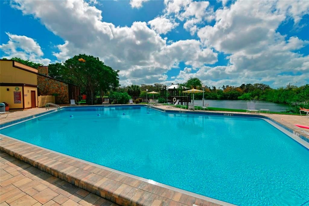 合同活跃: $149,900 (2 贝兹, 2 浴室, 1098 平方英尺)