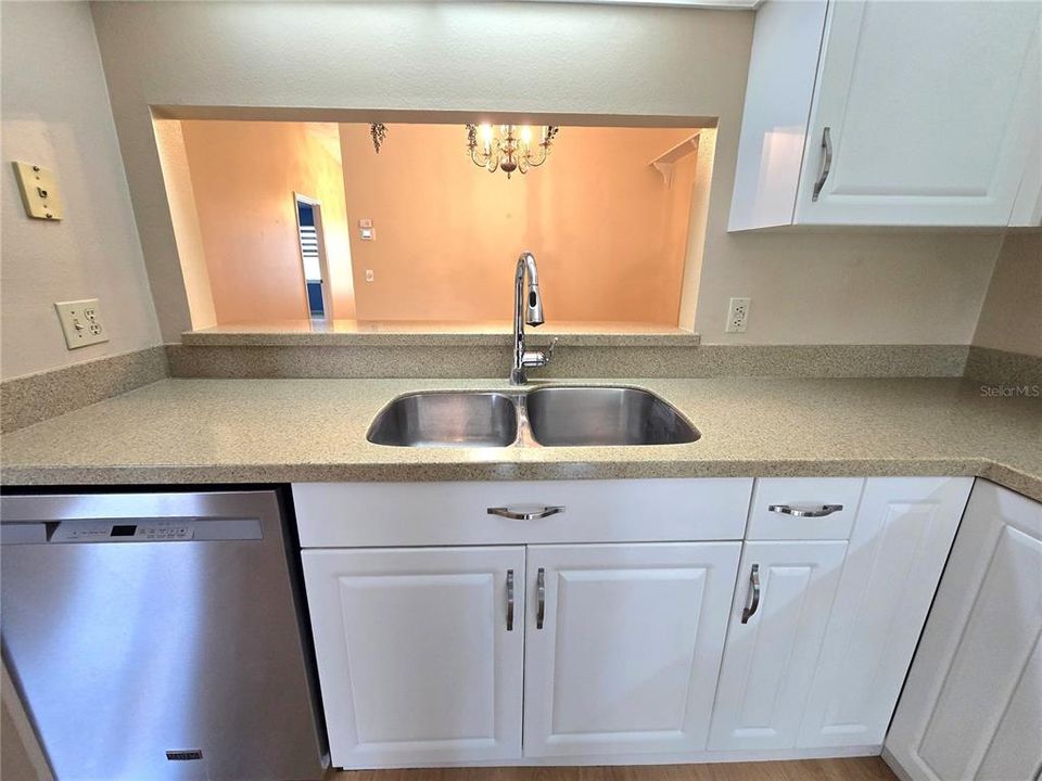 Active With Contract: $214,900 (2 beds, 2 baths, 1123 Square Feet)