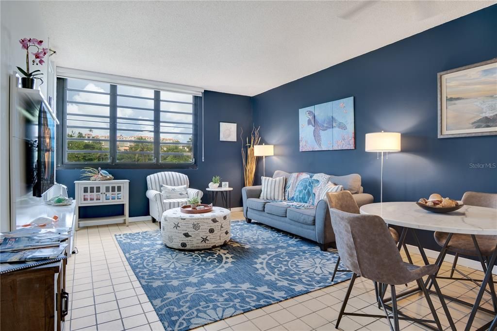 For Sale: $325,000 (1 beds, 1 baths, 806 Square Feet)