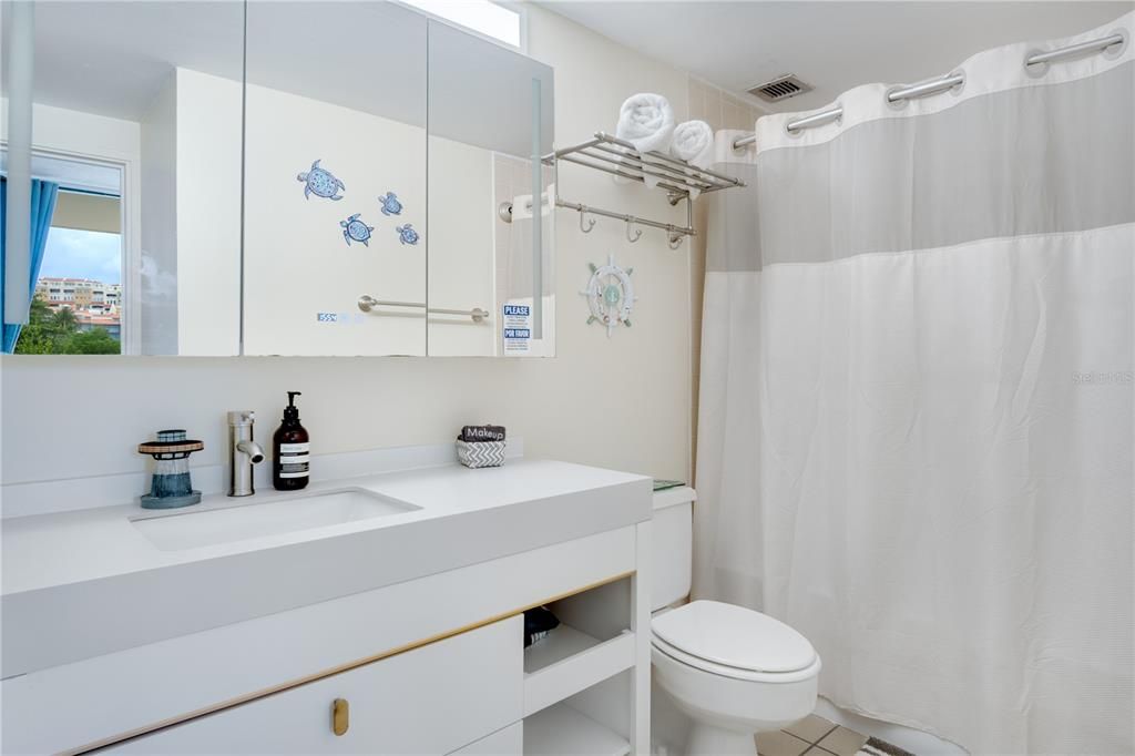 For Sale: $325,000 (1 beds, 1 baths, 806 Square Feet)