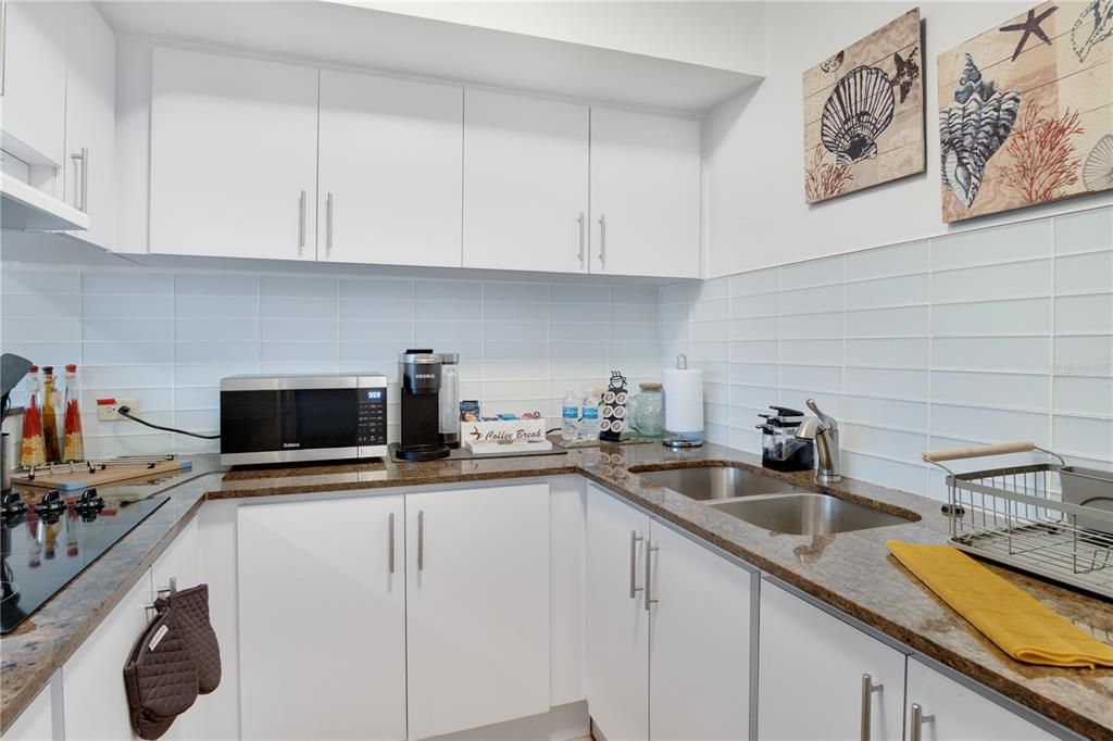 For Sale: $325,000 (1 beds, 1 baths, 806 Square Feet)