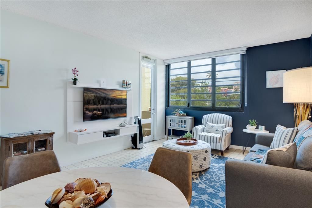 For Sale: $325,000 (1 beds, 1 baths, 806 Square Feet)