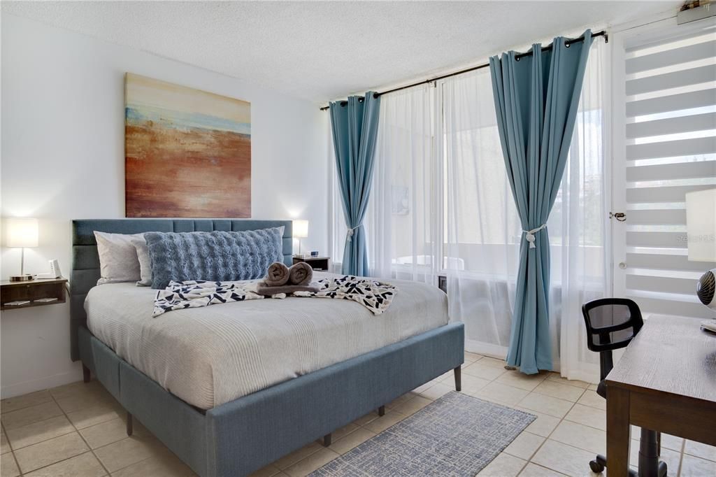 For Sale: $325,000 (1 beds, 1 baths, 806 Square Feet)