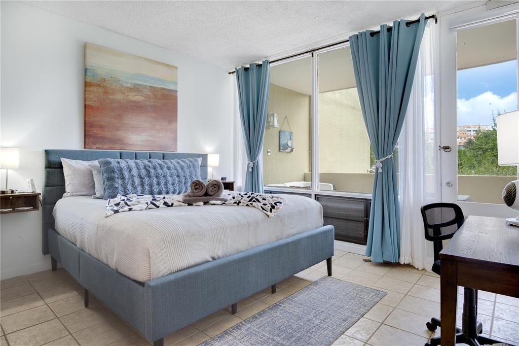 For Sale: $325,000 (1 beds, 1 baths, 806 Square Feet)