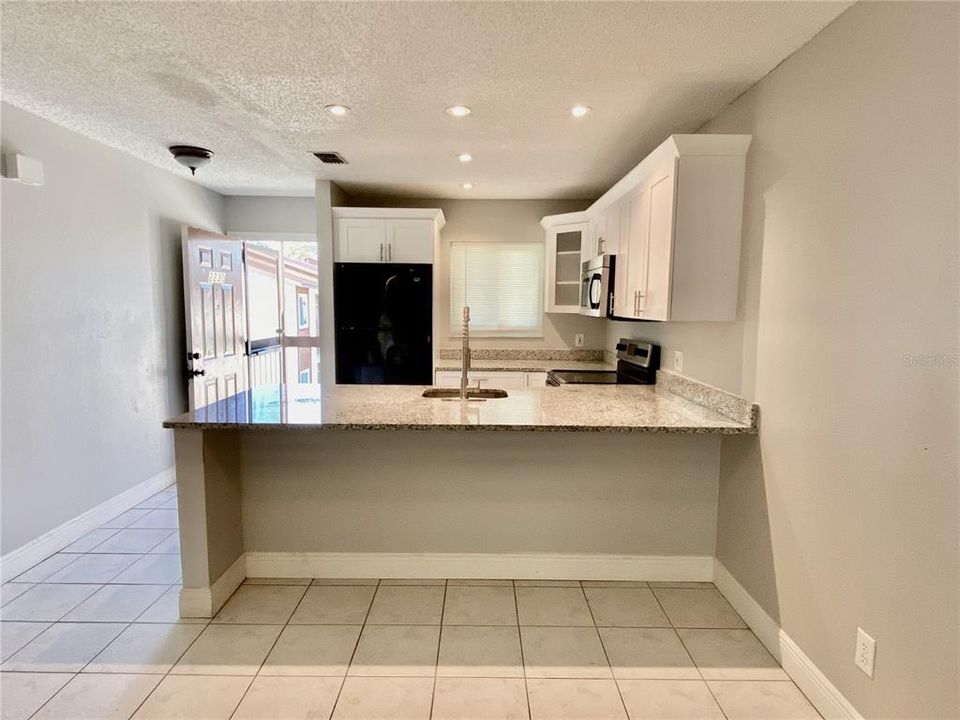 For Rent: $1,300 (2 beds, 2 baths, 864 Square Feet)