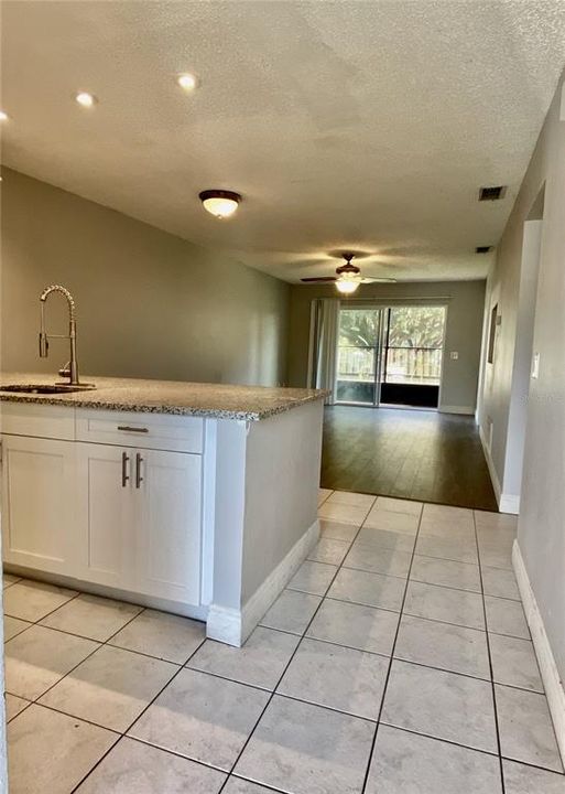 For Rent: $1,300 (2 beds, 2 baths, 864 Square Feet)