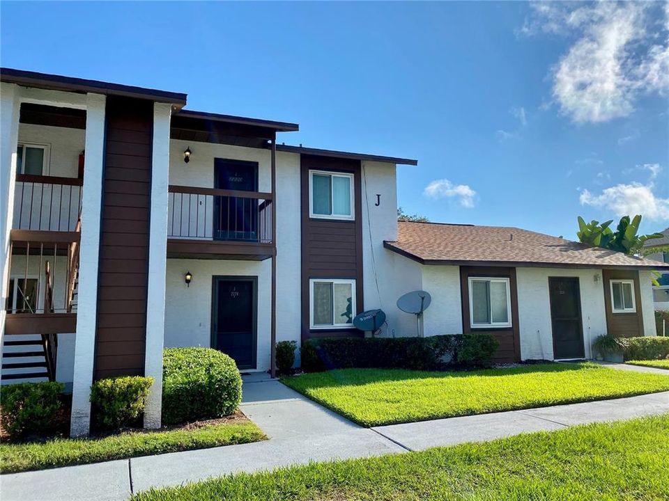 For Rent: $1,300 (2 beds, 2 baths, 864 Square Feet)