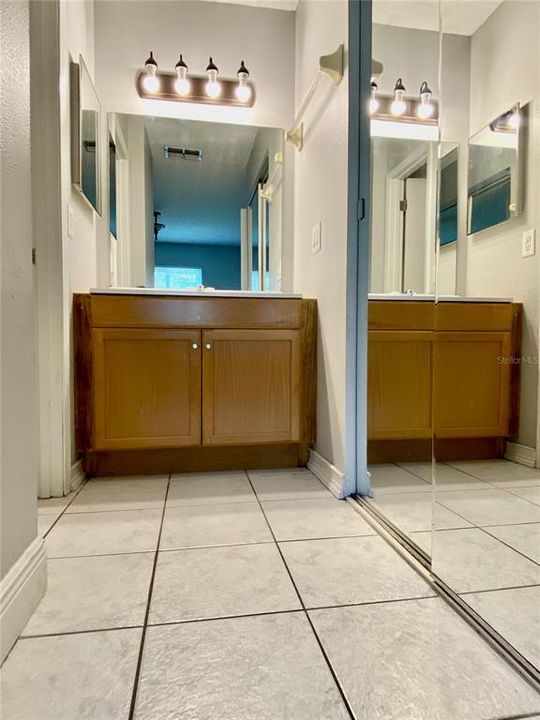 For Rent: $1,300 (2 beds, 2 baths, 864 Square Feet)