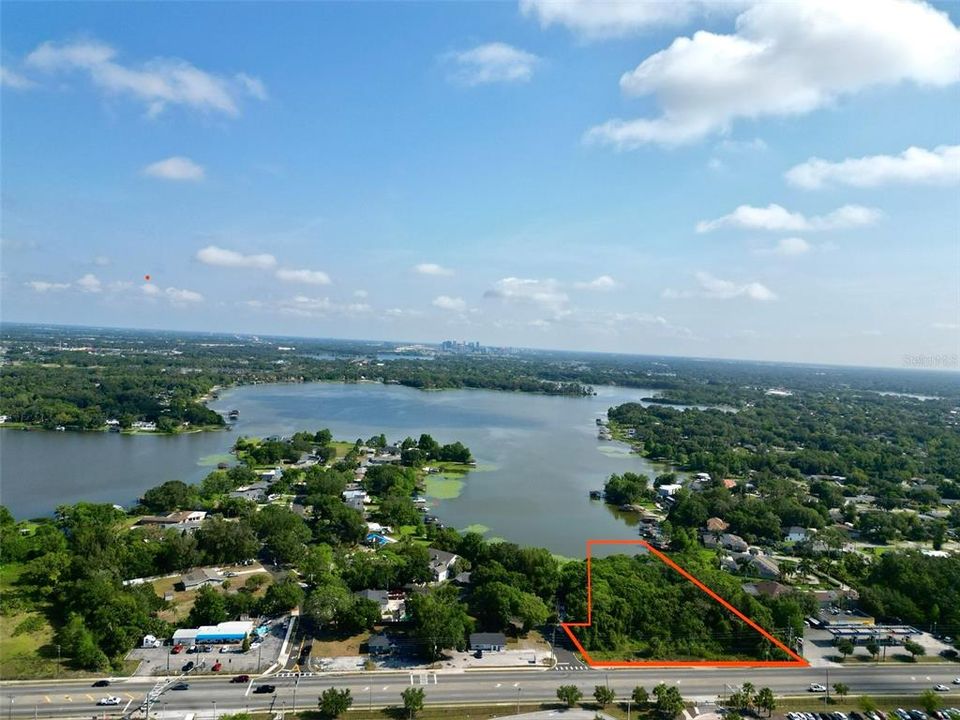 На продажу: $600,000 (3.27 acres)