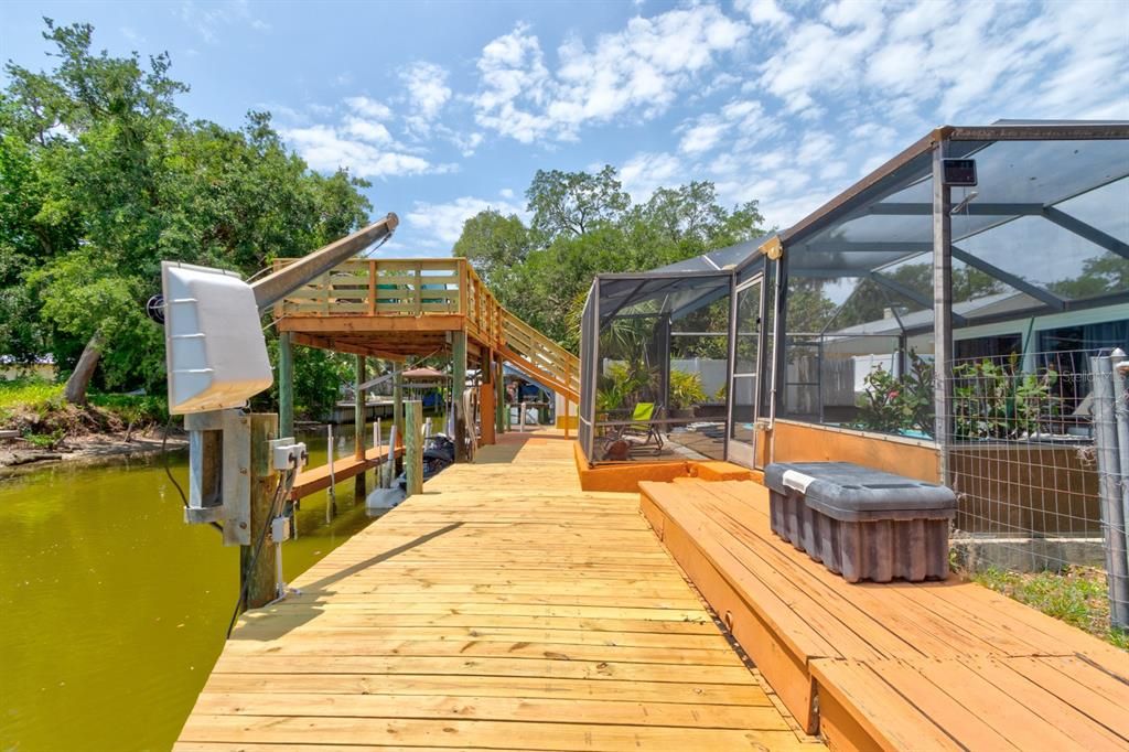 合同活跃: $575,000 (4 贝兹, 2 浴室, 2305 平方英尺)