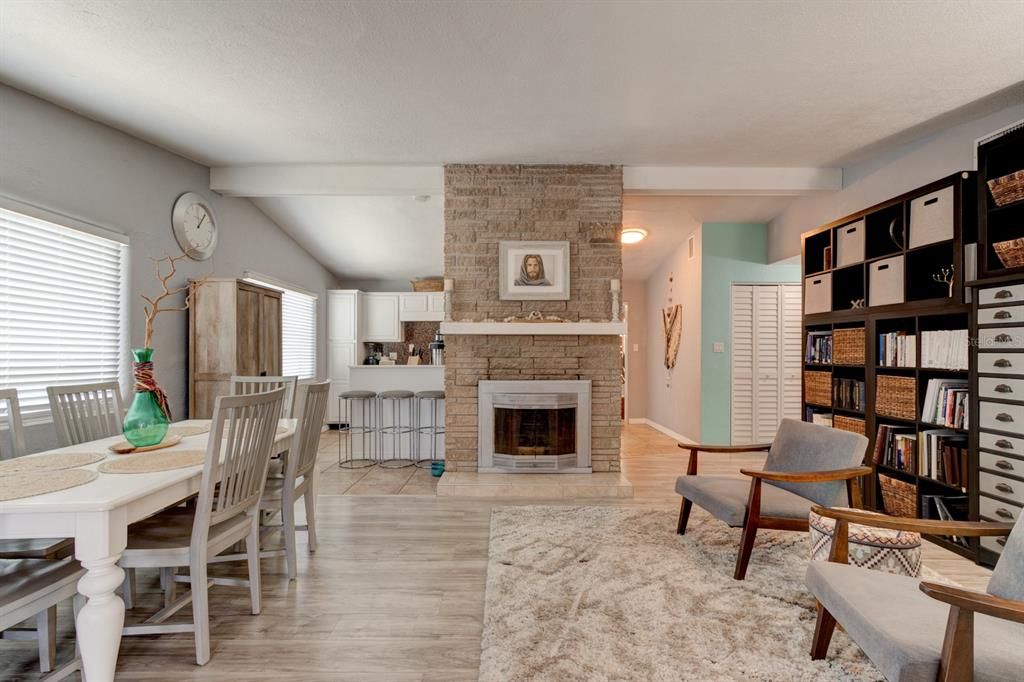 合同活跃: $575,000 (4 贝兹, 2 浴室, 2305 平方英尺)